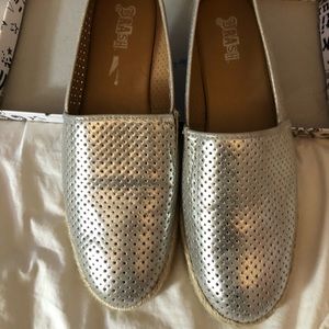 Women’s size 9. Silver. Slight wear.
